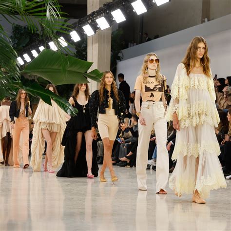 Les 11 mannequins qui ont fait le buzz sur les podiums des défilés ...