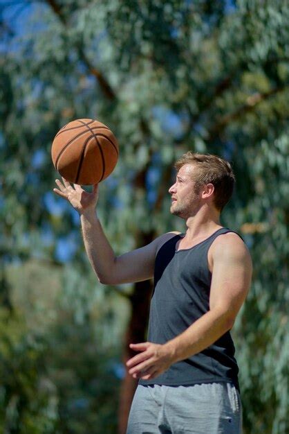 The Man Playing Ball 的图像结果
