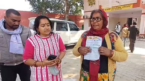 हाथ में फोटो, आंखों में आंसू... भगदड़ के 72 घंटे बाद भी पोस्टमार्टम ...