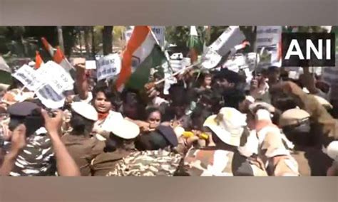 Delhi CM Kejriwal questions Pakistan refugees for protesting against ...