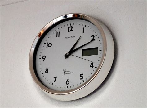 ঘরের এই জায়গায় ভুলেও টাঙাবেন না দেওয়াল ঘড়ি, কাঙাল হয়ে যাবেন ...