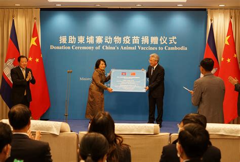 中国向柬埔寨捐赠20万支动物疫苗