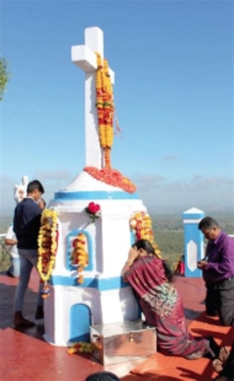 Goans visit the Miraculous Cross at Nandgad
