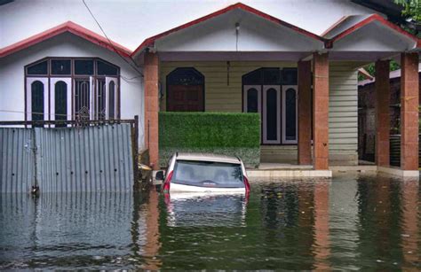 यूपी-बिहार से गुजरात तक बाढ़ का कहर... 10 वीडियो में देखें ग्राउंड ...