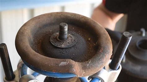 How to Use a Coil Spring Compressor for a 1996 GMC 1500 2WD 的图像结果