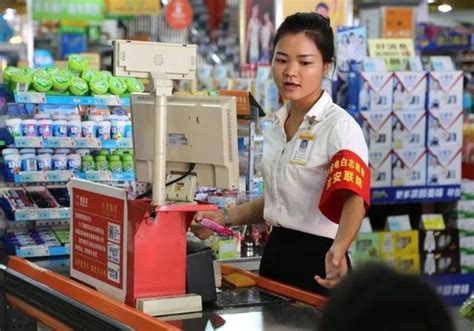中国老板在越南开超市，雇漂亮售货员多少工资？说出来你都想不到