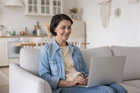 Happy Lady Using Computer 的图像结果