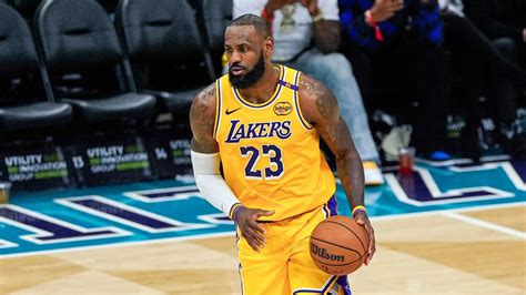 Is LeBron James playing tonight? Latest updates on Lakers star's ...