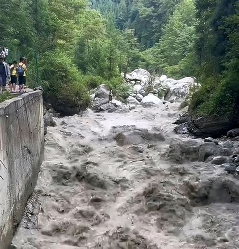四川彭州突发山洪，目前已致7死8伤，遇到山洪我们该如何自救呢？ - 哔哩哔哩