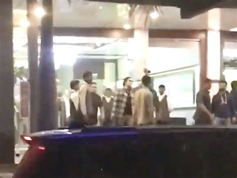 Ranveer Singh was mobbed by fans outside a hotel in Ahmedabad ...