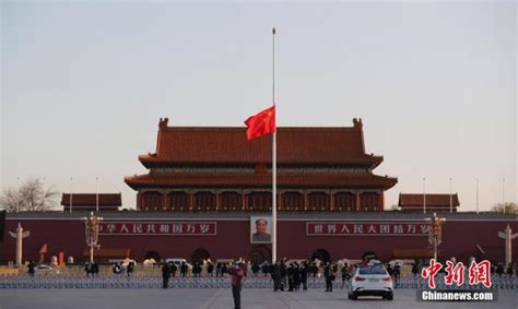 全国哀悼日：天安门广场下半旗志哀 北京民众悼念逝者|天安门广场|悼念|新冠肺炎_新浪新闻