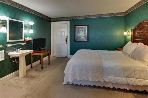 Rm 301: Chief Black Hawk | The Kingsley Inn