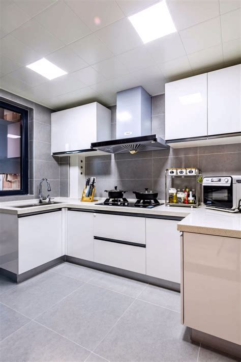 2013现代风格U型整体8平米家庭白色橱柜厨房墙面瓷砖装修效果图 – 设计本装修效果图