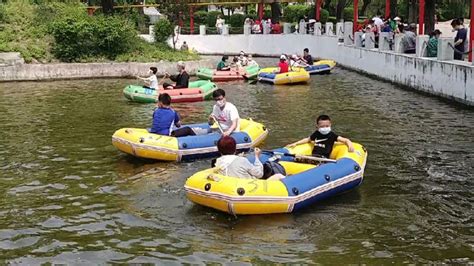 鹤岗儿童公园水上乐园，孩子们坐充气小船乐趣多,旅游,地域奇趣,好看视频