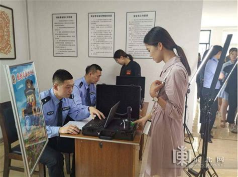哈尔滨公安局集中为外地大学生办理身份证__凤凰网
