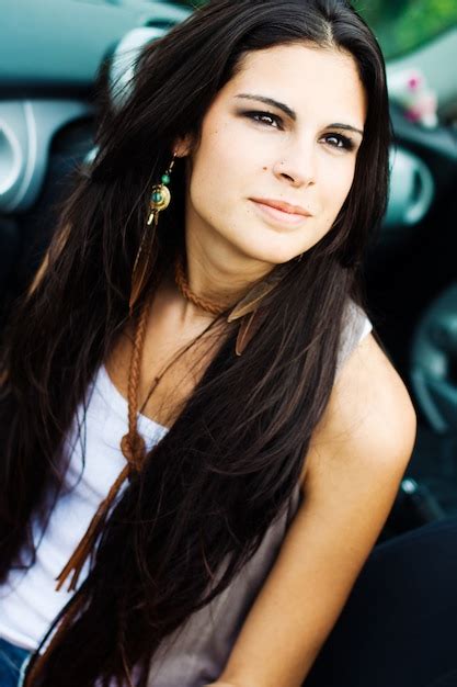 Attraktive brünette Bilder - Kostenloser Download auf Freepik