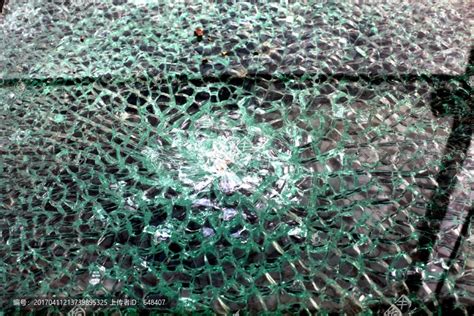 为什么普通玻璃会裂成大块，而钢化玻璃碎成渣？