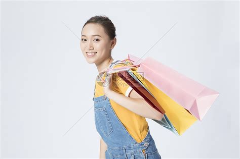 微笑的购物女人图片_举着购物袋微笑的女人素材_高清图片_摄影照片_寻图免费打包下载