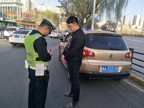 西宁一驾驶员开车时抽烟被罚款200元、记2分_搜狐汽车_搜狐网
