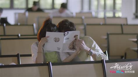 小情侣在大学教室里躲在书后接吻，完全不考虑单身汉的感受呀