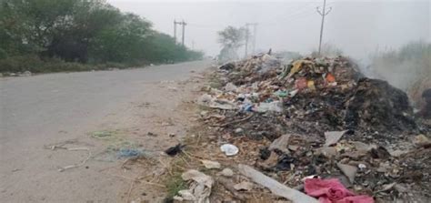 कूड़ा प्रबंधन फेल, कचरे से पटी सड़कें - Garbage management fails, roads ...