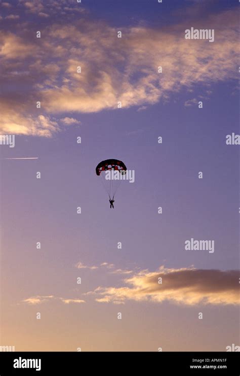 Parachuting 的图像结果