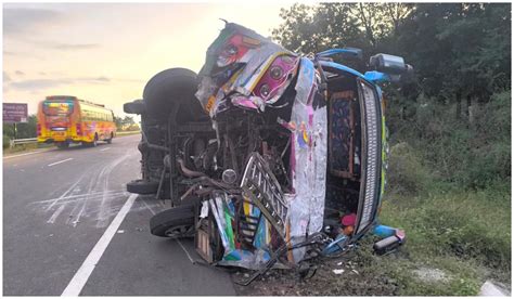 தேனி அருகே கார் - வேன் மோதல்: கேரளாவைச் சேர்ந்த 3 பேர் உயிரிழப்பு ...