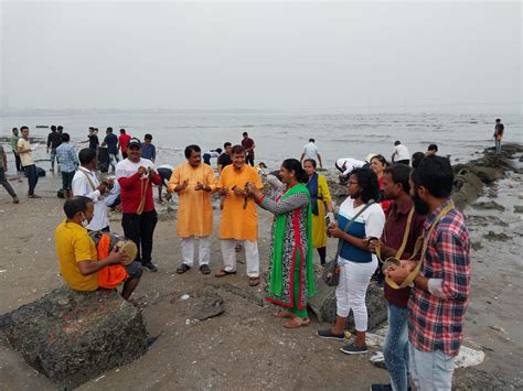 In Photos: Mumbaikars participate in beach clean-up drive post Ganpati ...