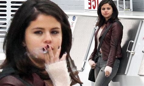 Selena Gomez Fume Des Cigarettes 26.555 Tobacco Tin Stock Photos,