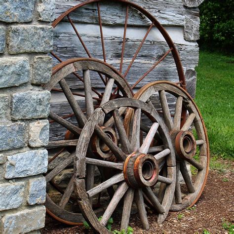 20 Inspiring Ways to Decorate Your Garden with Wagon Wheels