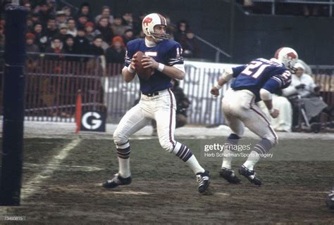 Quarterback Jack Kemp of the Buffalo Bills goes back to pass against ...