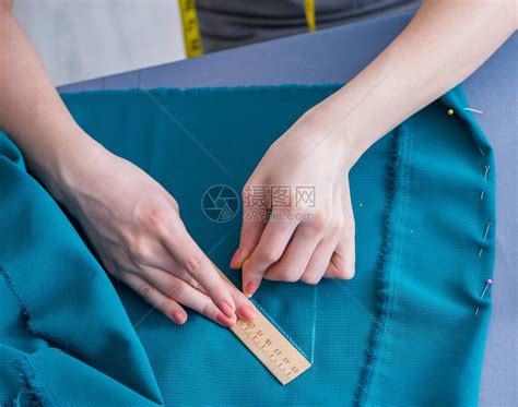 用这种老式缝纫机来缝衣服，你们用过吗？农村姑娘这技术也没谁了