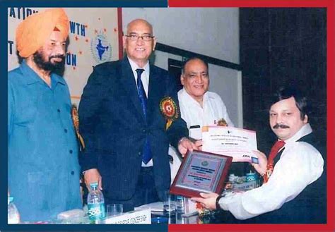 dr-shriyans-jain-getting-award