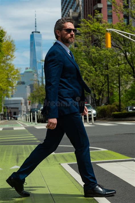 Business Man Walking 的图像结果