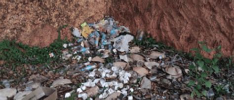 Ignorance turns historical monument at Lohia Chowk into trash dump