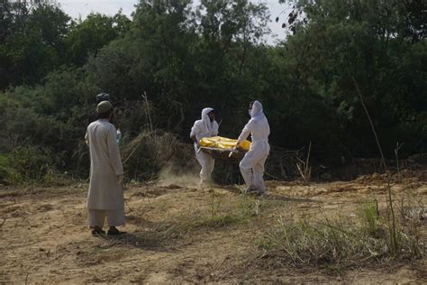 In Photos: The Process of Burying a Deceased Coronavirus Patient