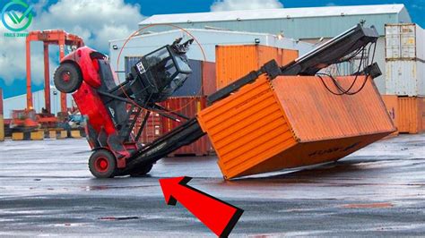 Telehandler Falling Over 的图像结果