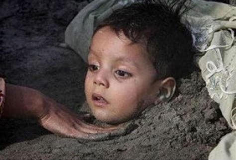 印度这个村子盛行活埋儿童习俗 106名儿童为何惨遭活埋？,文化历史,民俗,好看视频