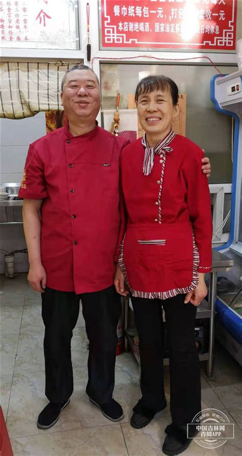 在开放厨房做菜的夫妻二人高清图片下载-正版图片502167991-摄图网