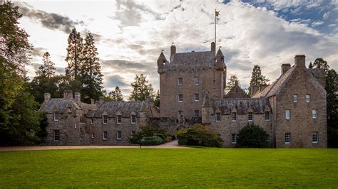 Cawdor Castle - Burg mit Stechpalme und Esel