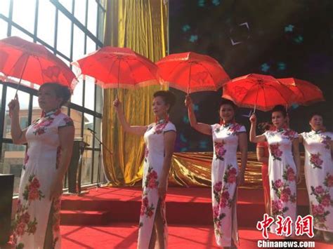 兰州老年模特队表演“旗袍秀” 为观众献重阳礼物-搜狐大视野-搜狐新闻