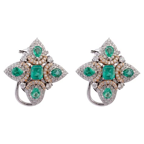 Natural Emerald Diamond Earring in 18k Gold For Sale at 1stDibs