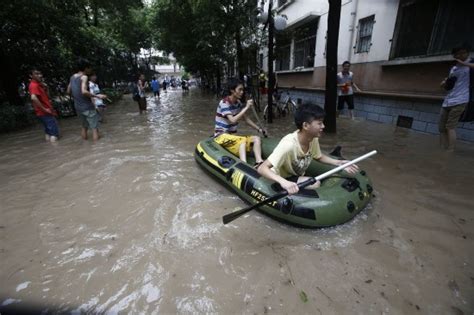 武汉暴雨致积水最深2米 大学生划船出行_ 视频中国