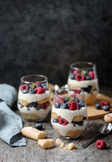 Lino Lada desert u čaši sa bobičastim voćem - Mystic Cakes