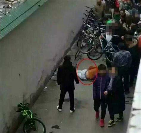 小区里看到一男孩像极了男友，杭州一女子竟哭着跑上18楼屋顶...