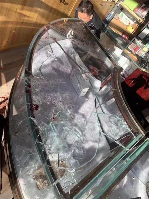 男子酒后砸开购物中心玻璃，拿走22个“苹果”抵给了饭店！