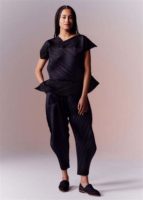 Бренд PLEATS PLEASE ISSEY MIYAKE | Clothing Encyclopedia