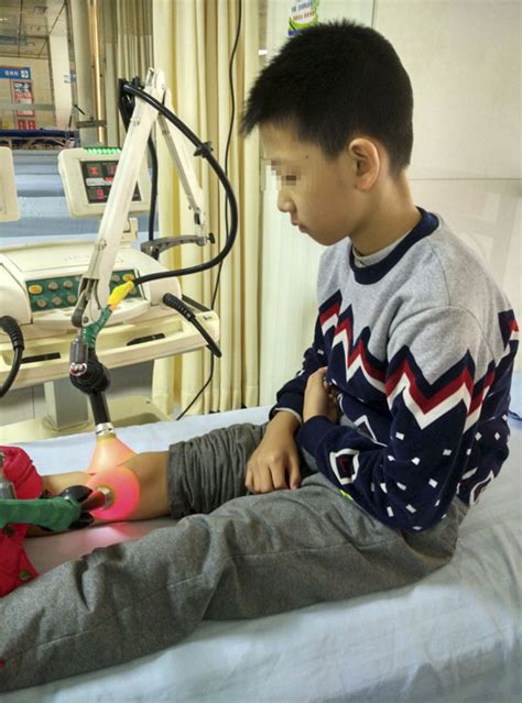 9岁男生校内被同学踹伤治疗一年未愈 教育局介入-搜狐新闻
