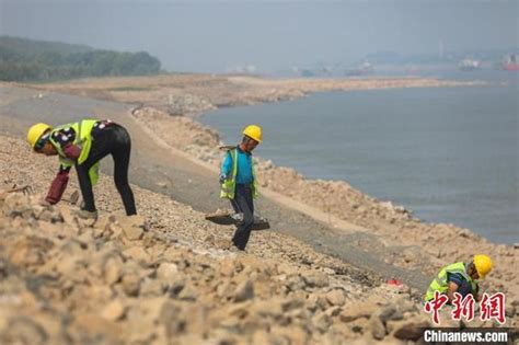 长江干流江西段崩岸应急治理工程施工“进行时”：作业不停 生态护岸__财经头条