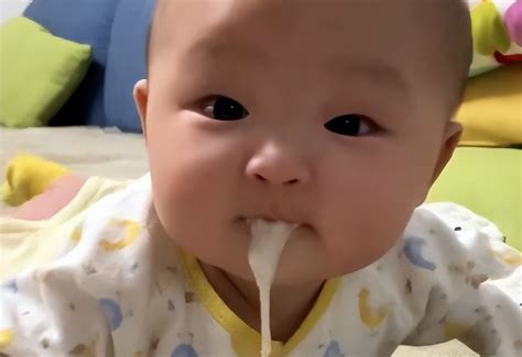 婴儿为什么会吐奶怎么回事（为什么宝宝容易出现吐奶现象）-幼儿百科-魔术铺
